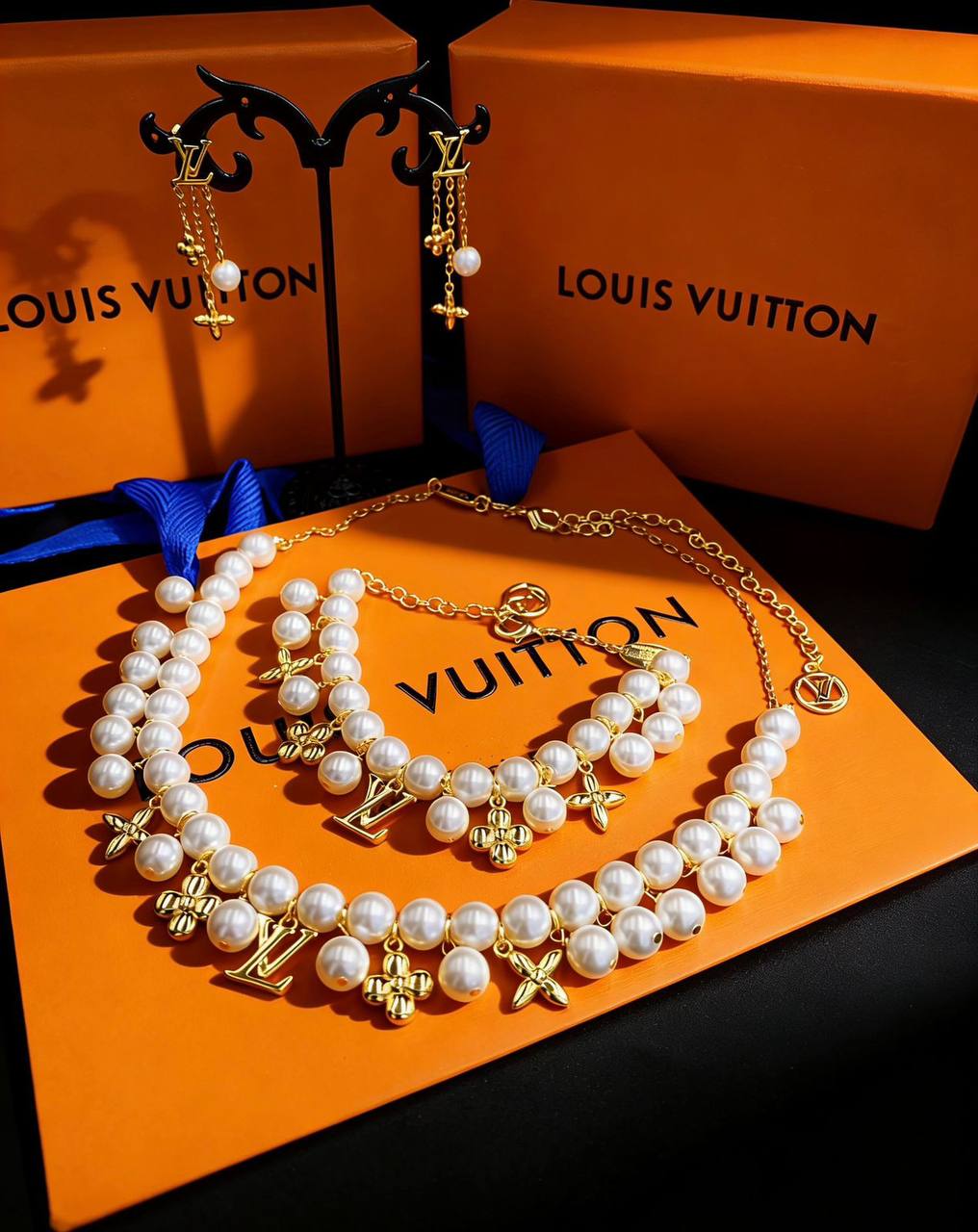 LV SET 
NECKLACE BRACELET EARRINGS
MASTER💫✨
170 DHS✅
 WITH BOX AND PAPER BAG🎁🛍️

Zain89
♥️♥️♥️