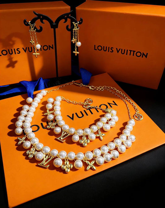 LV SET 
NECKLACE BRACELET EARRINGS
MASTER💫✨
170 DHS✅
 WITH BOX AND PAPER BAG🎁🛍️

Zain89
♥️♥️♥️