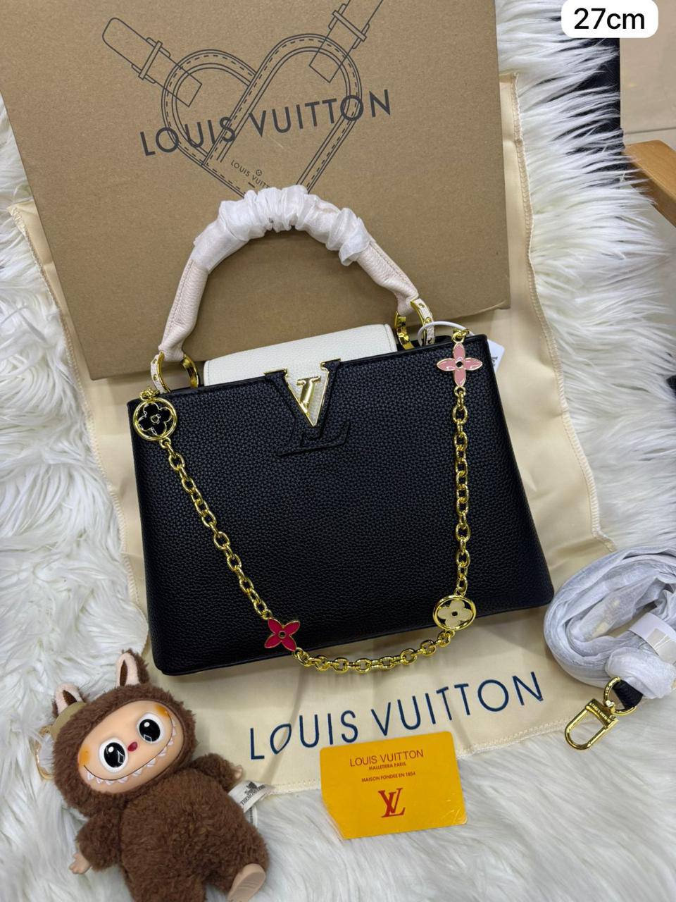 LV Capitalcines 

Finish quality +box🎁

Size : 27 * 19 cm
95 dhs🇦🇪🇦🇪

 with box🎁

Zain115
♥️♥️♥️