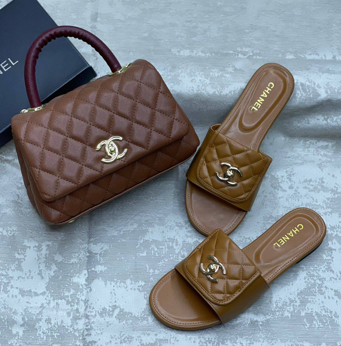 Chanel
Bag&shoes. Set.  
170 dhs❣️

Zain175
♥️♥️♥️