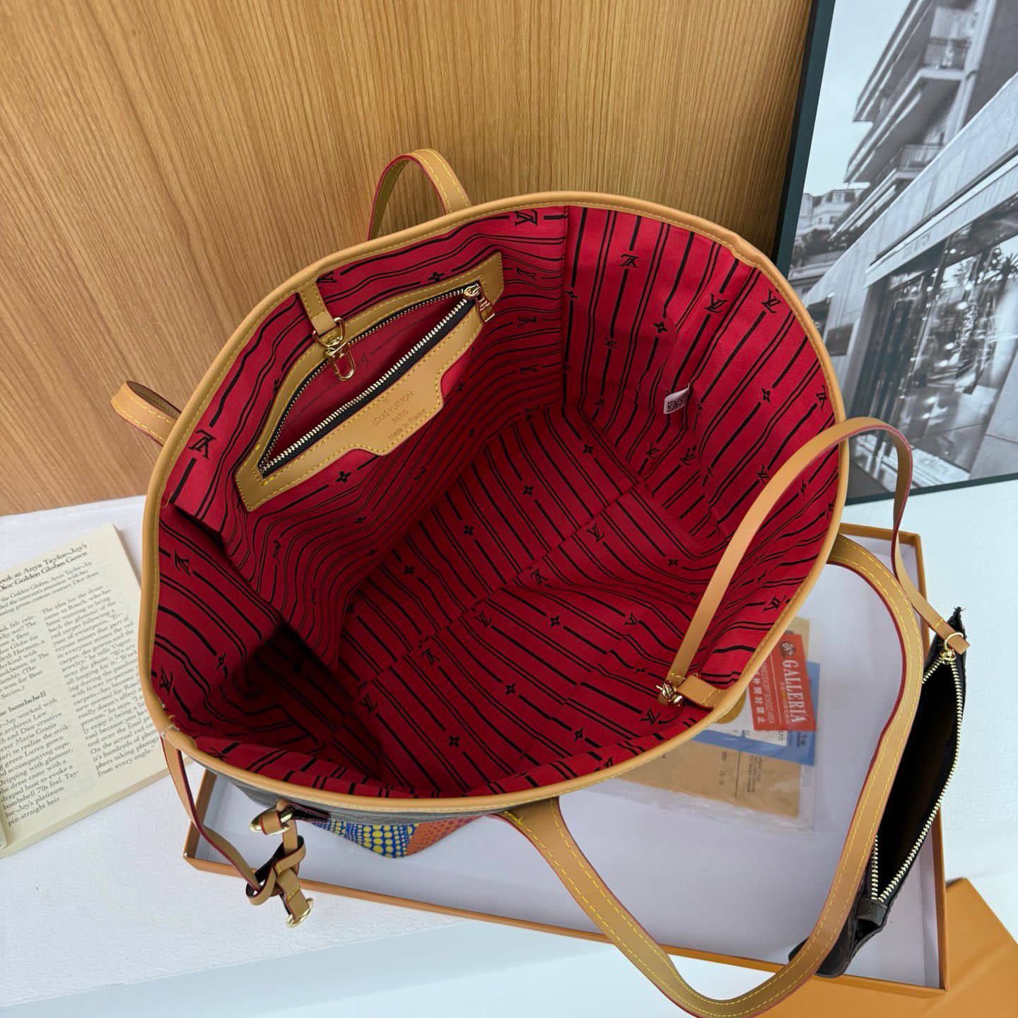 LV

SIZE：43cm

95 dhs🪙🌨️

Withbox
🎁🎁🎁

Zain04
♥️♥️♥️