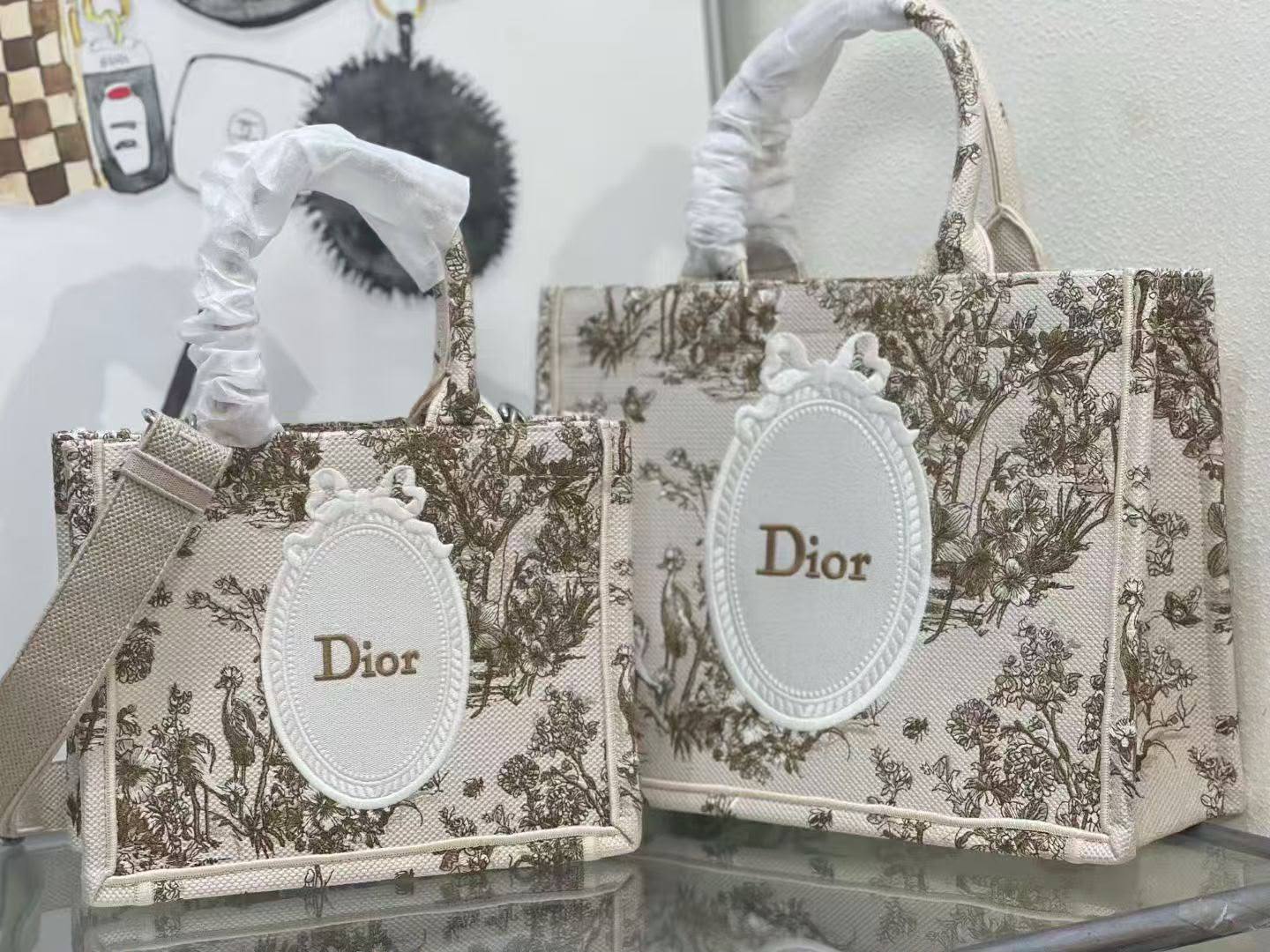 Dior Tote Bag 🙋🏻‍♀️
Master✅✅
36cm💕 320 dhs🇦🇪🇦🇪
41cm💕 330 dhs🇦🇪🇦🇪

Zain297
♥️♥️♥️