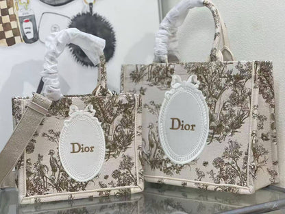 Dior Tote Bag 🙋🏻‍♀️
Master✅✅
36cm💕 320 dhs🇦🇪🇦🇪
41cm💕 330 dhs🇦🇪🇦🇪

Zain297
♥️♥️♥️