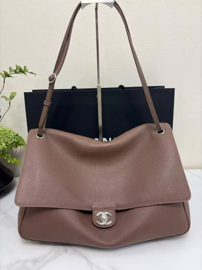 Chanel re stock 

40cm. 420 dhs🇦🇪🇦🇪

32cm.  410 dhs🇦🇪🇦🇪

Zain228
♥️♥️♥️
