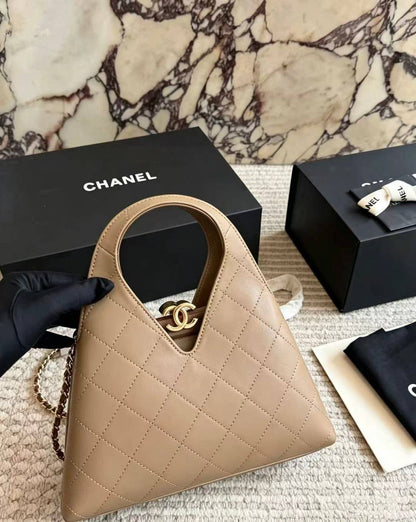Chanel 
130 dhs🇦🇪🇦🇪

size 23×5×25cm

Zain42
♥️♥️♥️
