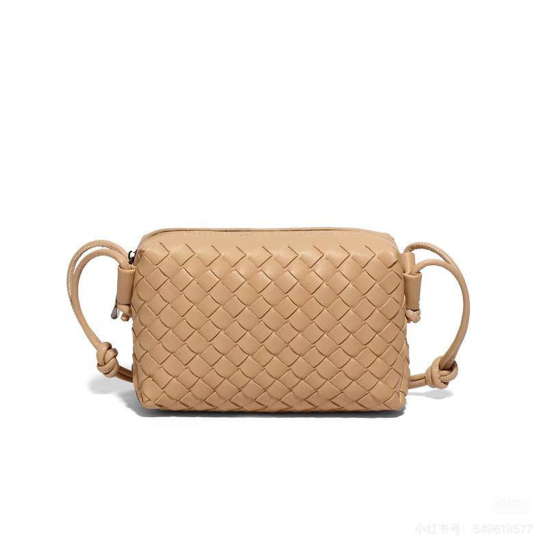 BOTTEGA   
GOOD QUALITY 
SIZE:20×10×17cm   
90 dhs🪙

withbox  
🎁🎁🎁

Zain04
♥️♥️♥️