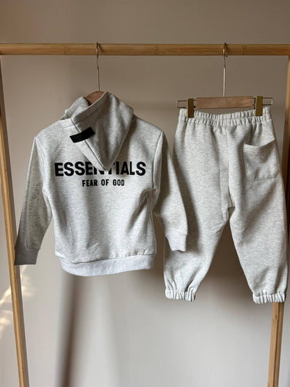 New collection{}
Brand : Essential 🔥
Super master quality 😍
Size:2/ 12years old
290 dhs🪙🌨️

Zain261
♥️♥️♥️