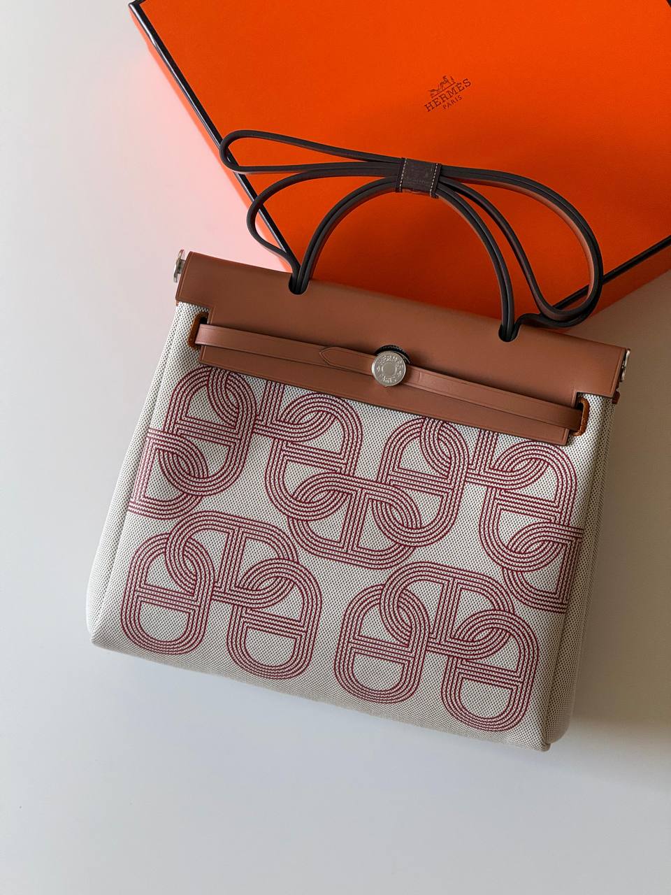 Hermes

Herbag 31cm💕master quality
😍with box❤️
🎁🎁🎁

590 dhs❤️

Zain52
♥️♥️♥️