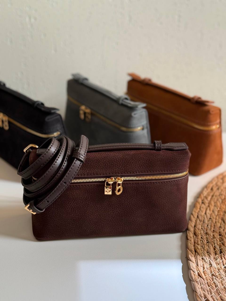 LORO PIANA
20cm
340 dhs🇦🇪🇦🇪
Top quality 
With box🎁

Zain167
♥️♥️♥️