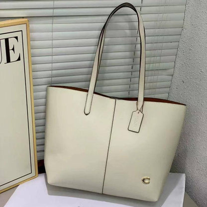 Lacoste
45 dhs🪙🖤
size 43×28×12cm

Zain42
♥️♥️♥️