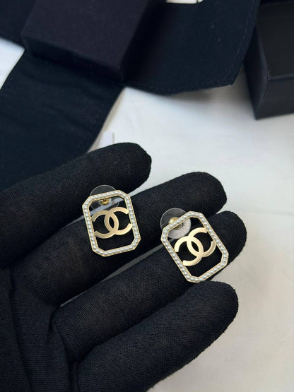 CHANEL* 🤍
↗️ *Super Master Quality ®️*
* *New Collection*
* ⁠EARINGS
*95 dhs❤️* with *Orignal* Packing 🎁
*85 dhs❤️* with *Normal* Box & Bag

Zain209
♥️♥️♥️