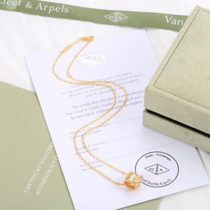 VCA ❤️‍🔥*
Necklace 🌸
Master quality 💯
With normal boxes 🗃️ 
50 dhs🪙🌨️
With master box 📦 
85 dhs🪙🌨️

Zain216
♥️♥️♥️