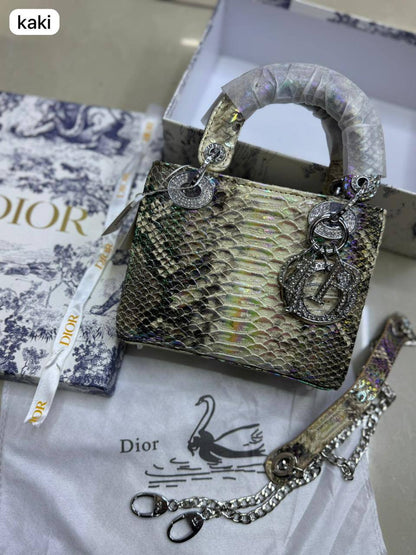 💎 Lady Dior 
1️⃣ First quality +🎁
Logo with diamond💎
Size : 18 * 14 * 7 cm
110 dhs✅
with box 🎁

Zain115
♥️♥️♥️