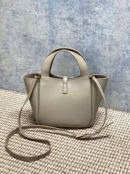 YSL Le 5 Á 
Baby Bea tote bag✅*
*Size 18 cm*
For Price 👇 WhatsApp✅
0568585901 
0507557372
0552275751 Owner Zain 👌

Zain274
♥️♥️♥️