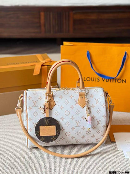 LV 
Master 
330 dhs💓

Zain228
♥️♥️♥️
