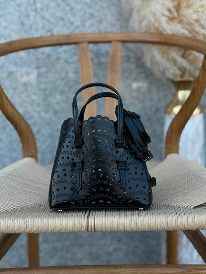 ALAIA
17cm 300 dhs🇦🇪🇦🇪
20cm 310 dhs🇦🇪🇦🇪
Top quality 
With box🎁

Zain167
♥️♥️♥️
