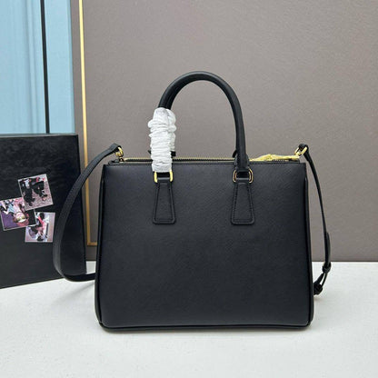 PRADA 

NEW CAME 

GOOD QUALITY 

90 dhs🇦🇪🇦🇪

SIZE: 32cm

Zain295
♥️♥️♥️