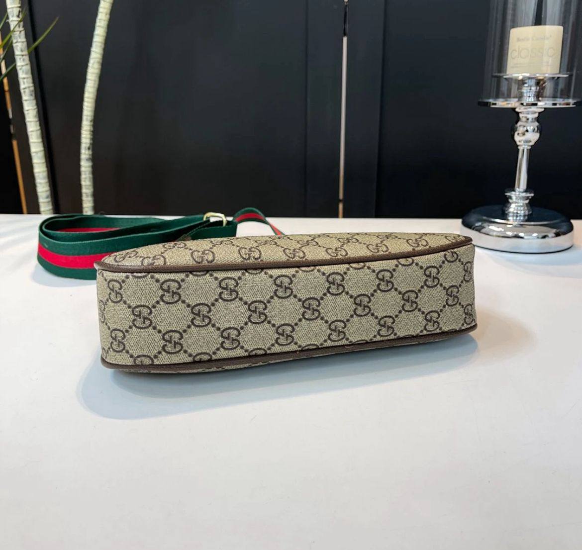 Gucci
90 dhs👑
size：24cm
Good-quality 

with box
🎁🎁🎁

Zain35
♥️♥️♥️