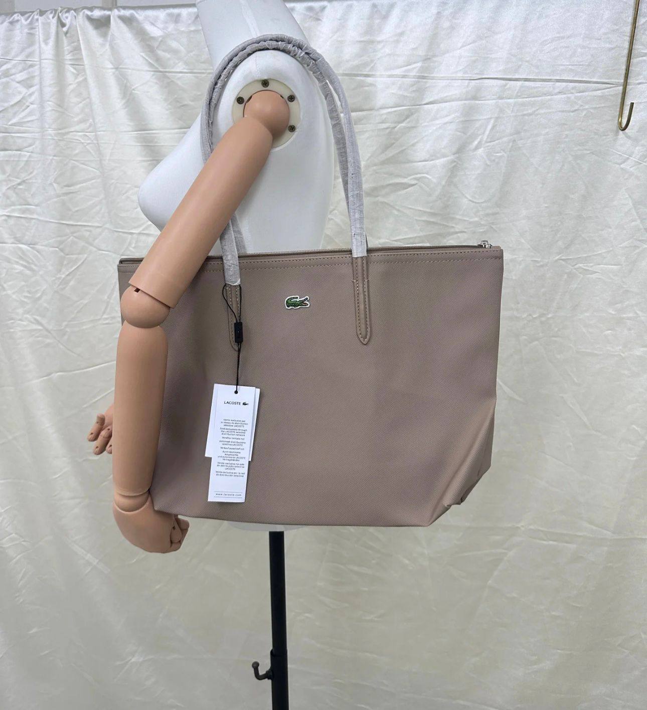 Lacoste
New crocodile-shaped bag, good quality.
Size 45* 28 cm 
50 dhs🪙🌨️

Zain12
♥️♥️♥️