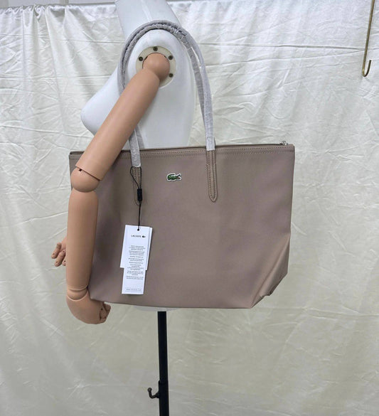 Lacoste
New crocodile-shaped bag, good quality.
Size 45* 28 cm 
50 dhs🪙🌨️

Zain12
♥️♥️♥️