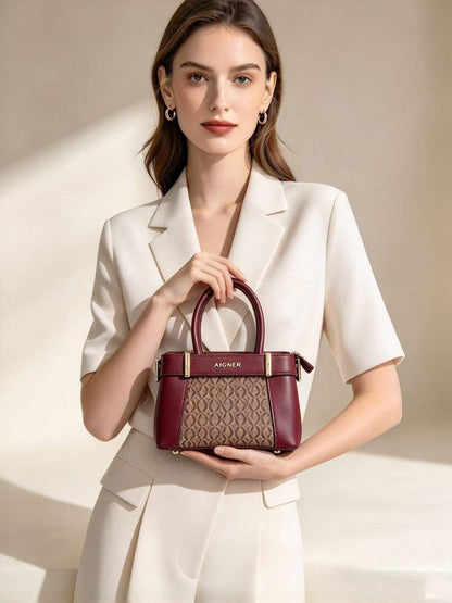 Aigner 
100 dhs🇦🇪🇦🇪

with box

size 21×7×14cm

Zain42
♥️♥️♥️