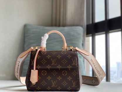 LV
75 dhs🌺
With box
21 cm

Zain219
💓💓💓
