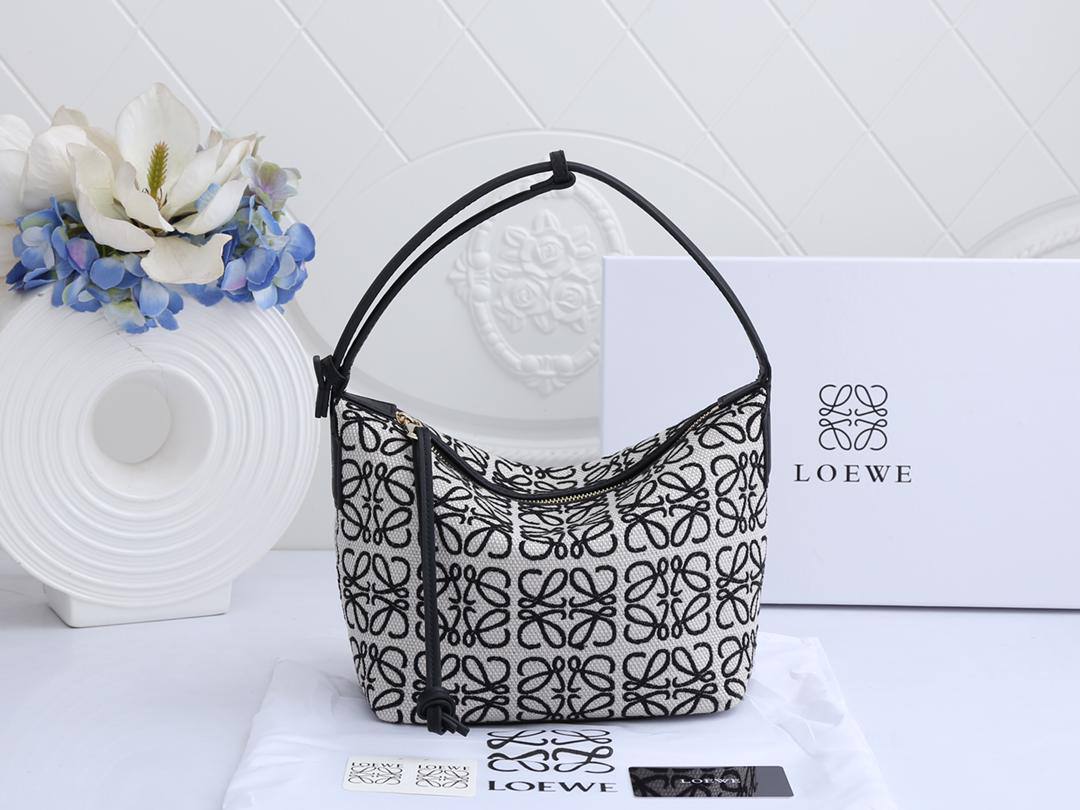 Loewe 
85 dhs✅
with box
size 20×10×20cm

Zain213
♥️♥️♥️