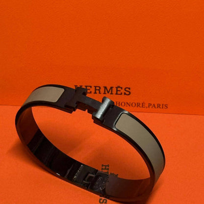 Hermes ❤️‍🔥*
Bangle ✨
Master quality 💯
Size 17,19,21
With normal boxes 📦 
55 dhs✅
With master box 🗃️ 
70 dhs✅

Zain216
♥️♥️♥️