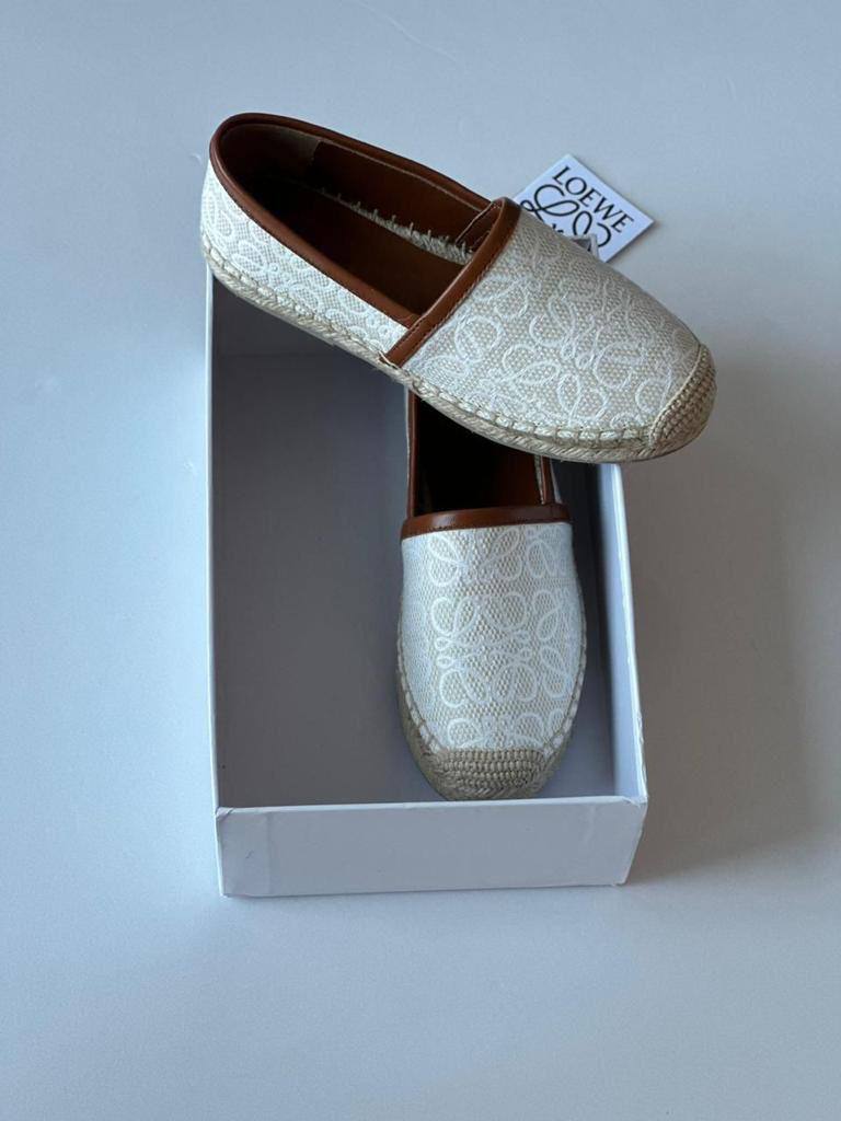 Loewe
High quality 
size 36-42 
140 dhs🪙🌨️

Zain57
♥️♥️♥️
