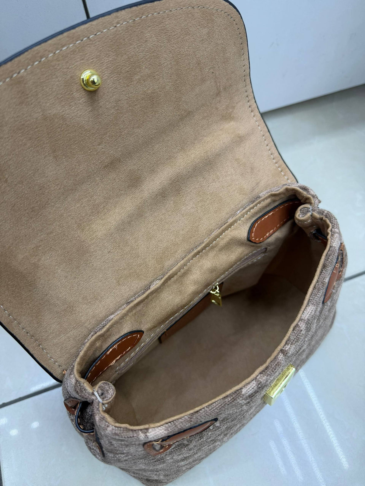 COACH Emory
Top Handle Bag
Signature Chenille &
Leather Grained Material
Gold & silver Hardware
With BOX
Size : 23 cm

100 dhs🇦🇪🇦🇪

Zain239
♥️♥️♥️