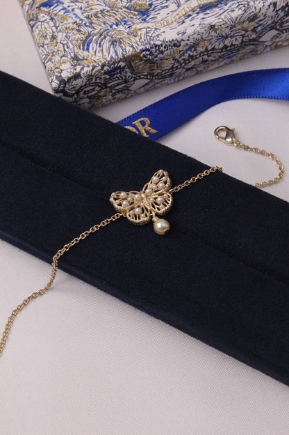 DIOR 🤍
* ⁠↗️ *Super Master Quality ®️*⬆️
* DIOR  CD Butterfly Chain with Pearl PENDANT , EARINGS & BRACLET
*260 dhs✅* with *Normal* Box & Bag
*270 dhs✅* with *Good* Packaging 🎁

Zain106
♥️♥️♥️