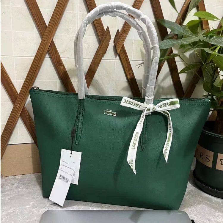 Lacoste
45 dhs🪙🖤
size 43×28×12cm

Zain42
♥️♥️♥️