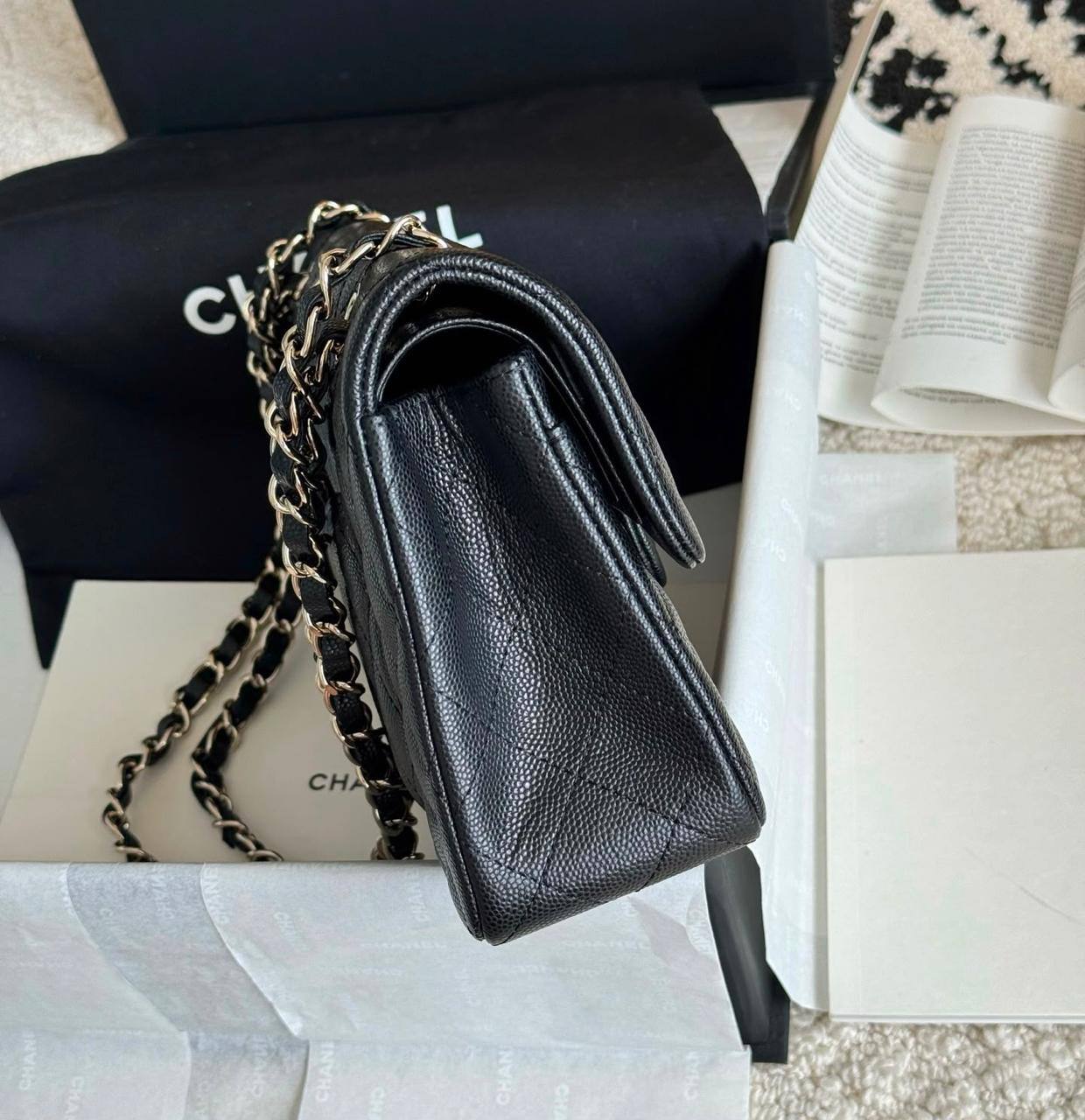 CHANEL NEW CAME HIGH QUALITY WITH FOLDING BOX 
130 dhs🇦🇪🇦🇪
(caviar)

Zain295
♥️♥️♥️