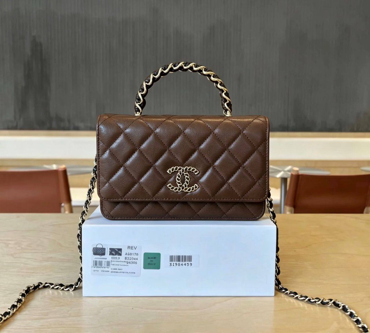 Chanel
100 dhs✅
size：22cm
good-quality 

with box🎁🎁🎁

Zain35
Zain26
♥️♥️♥️