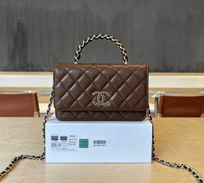 Chanel
100 dhs✅
size：22cm
good-quality 

with box🎁🎁🎁

Zain35
Zain26
♥️♥️♥️