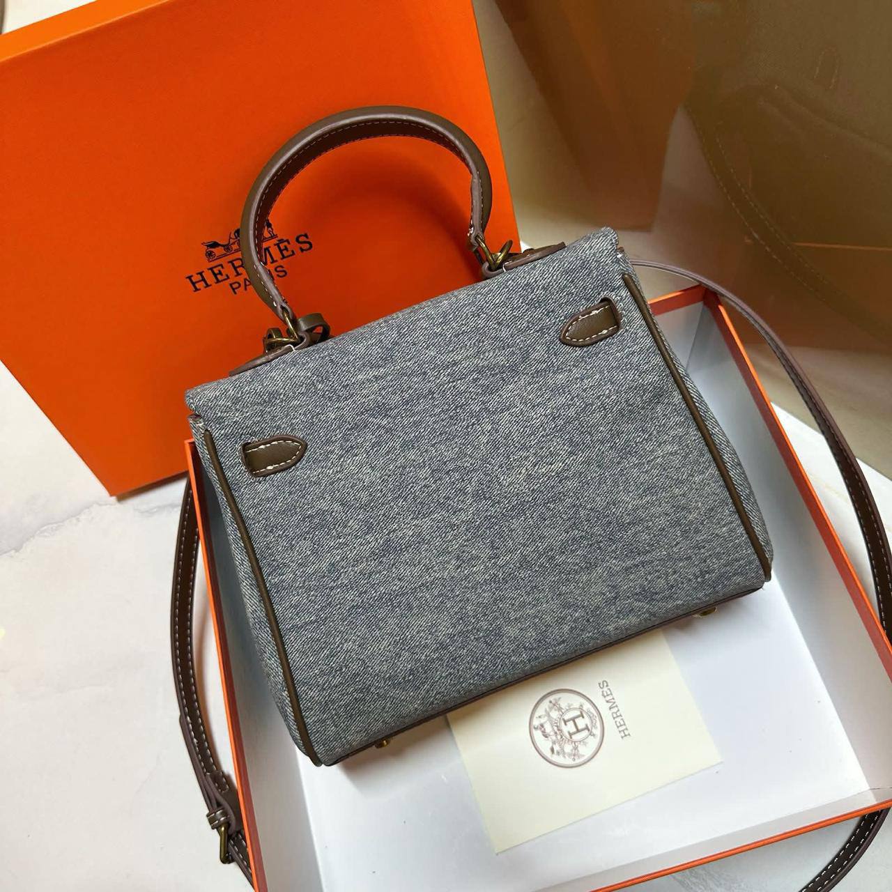 HERMES 
 MEDIUM SIZE GOOD QUALITY  WITH BOX 
100 dhs🇦🇪🇦🇪
Size:24cm

Zain17
♥️♥️♥️