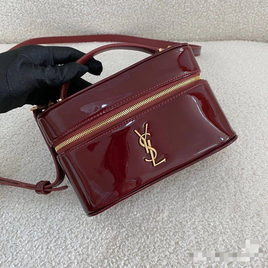 💗 YSL Gaby
1⃣️ First quality +🎁
size : 18.5 * 13 * 7 cm
85 dhs❣️
with box 🎁

Zain115
♥️♥️♥️