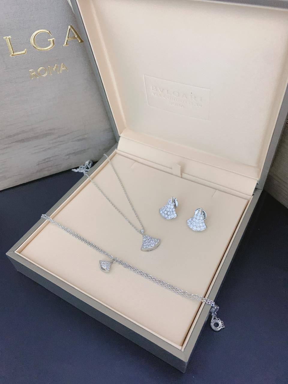 SET BVLGARI 
NECKLACE 
BRACELET 
EARRINGS

130 dhs🪙🌨️

Normal Box
🎁🎁🎁

Zain89
♥️♥️♥️