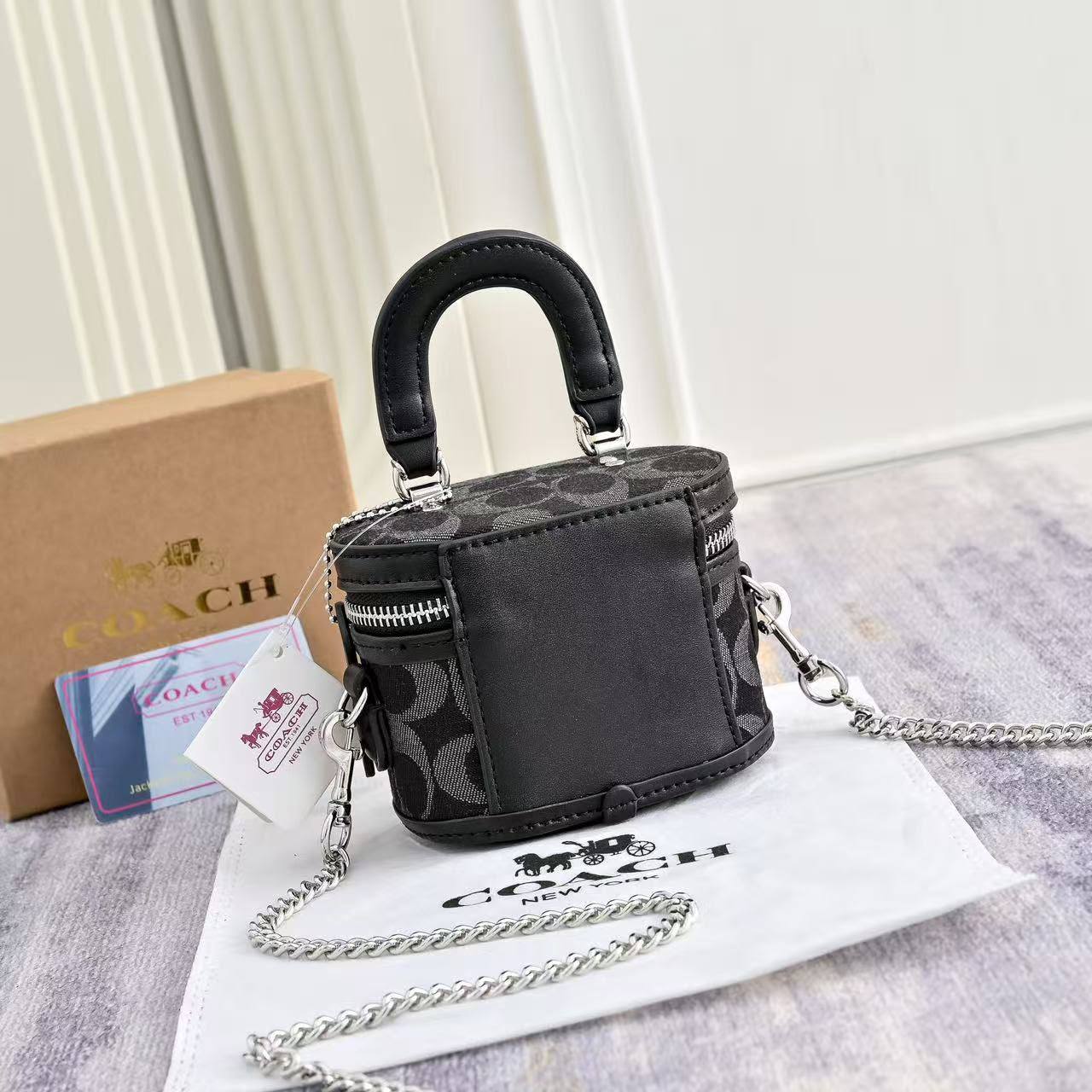 Coach
Coach 
90 dhs🇦🇪🇦🇪
with box
size 11×8.5×9cm

Zain42
♥️♥️♥️