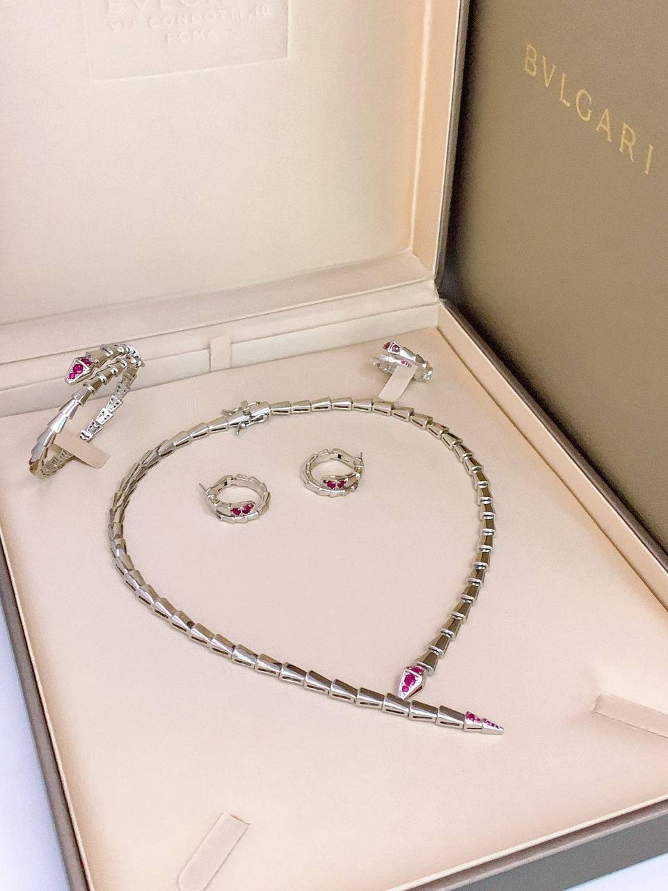 BVLGARI SET
MASTER💫✨
NECKLACE BRACELET EARRINGS RING
300 DHS🇦🇪🇦🇪 WITH BOX AND PAPER BAG🎁🛍️

WITH MASTER BOX AND PAPER BAG 
400 dhs🇦🇪🇦🇪🛍️🎁

Zain89
♥️♥️♥️