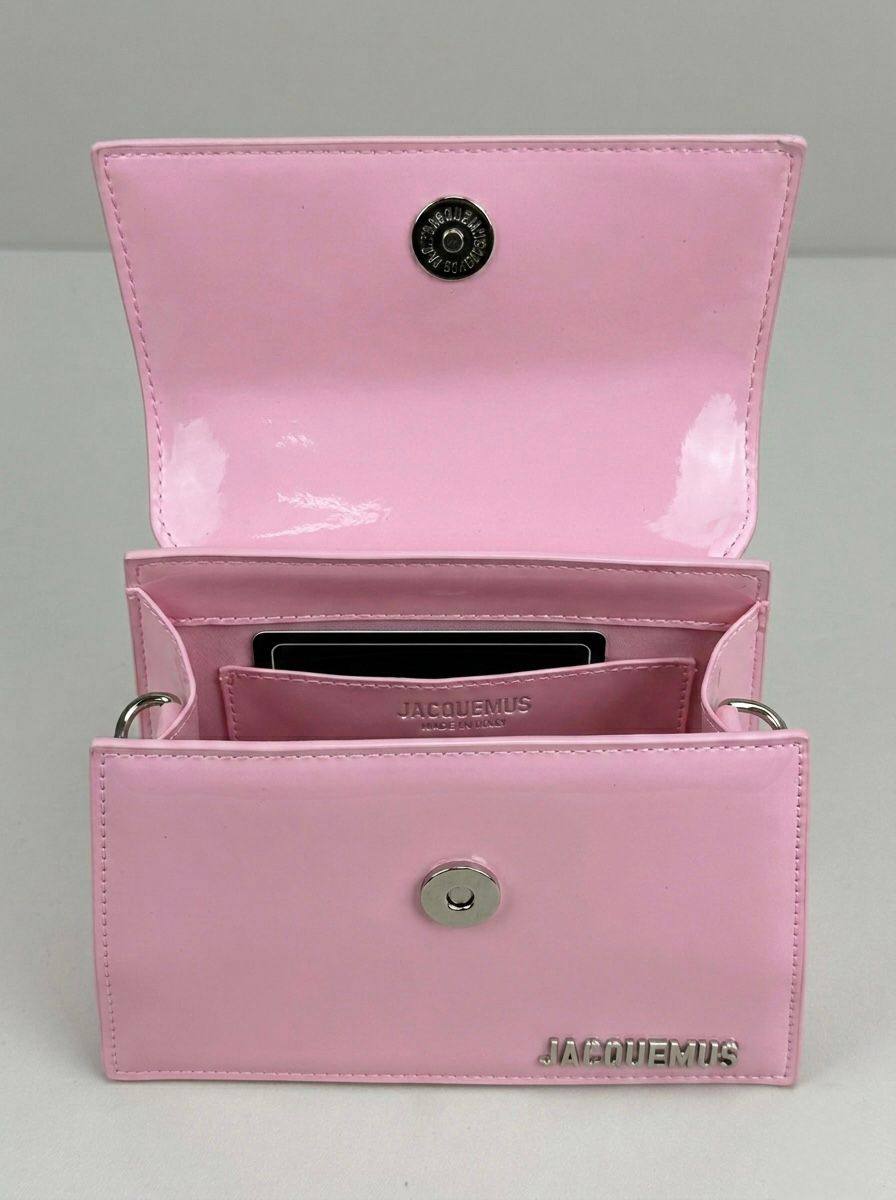 Jacquemus

with box
🎁🎁🎁

high quality

110 dhs✅

Zain50
♥️♥️♥️