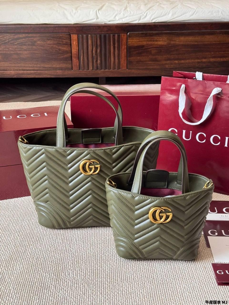 Gucci

small19cm  
with box   
🎁🎁🎁

big28cm
no box
115 dhs🪙🌨️

Zain04
♥️♥️♥️