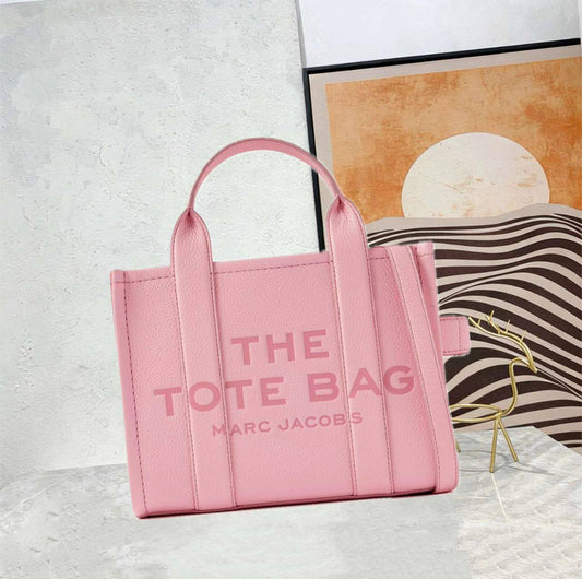 MARC JACOBS 
THE TOTE BAG NEW CAME 
GOOD QUALITY MEDIUM SIZE 
115 dhs❣️

Zain39
♥️♥️♥️