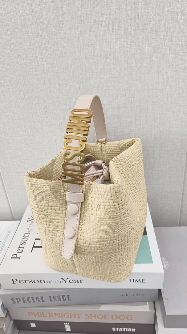 Moschino
100 dhs🇦🇪🇦🇪
size  19cm
High quality

Zain26
♥️♥️♥️