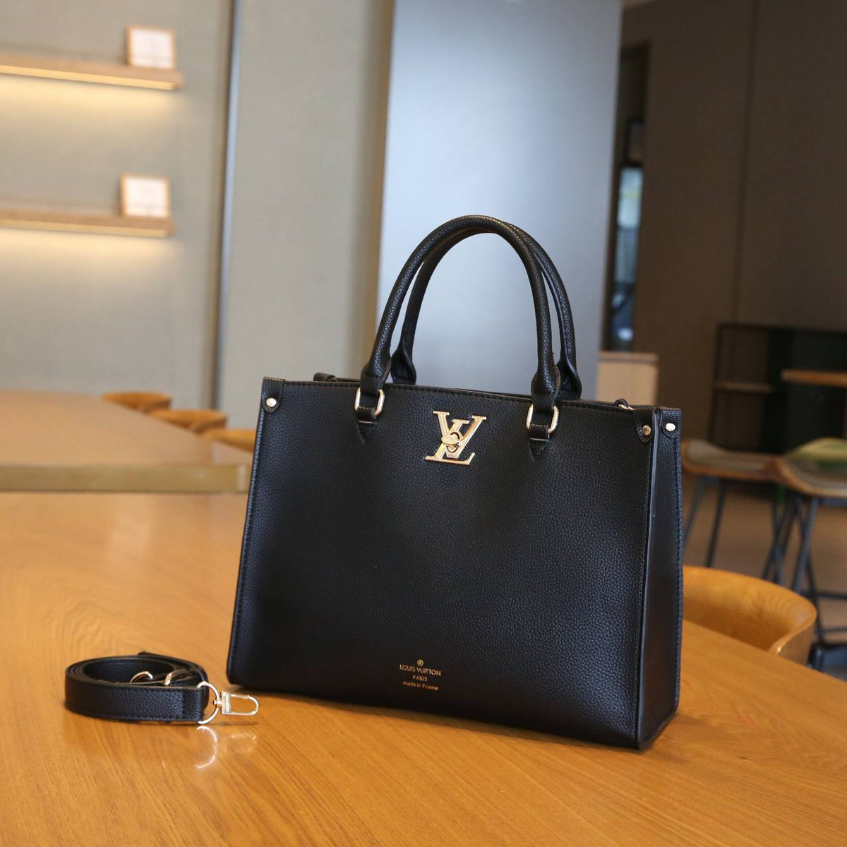 lv

best quality 
without box

120 dhs🇦🇪🇦🇪

size33CM

Zain290
♥️♥️♥️
