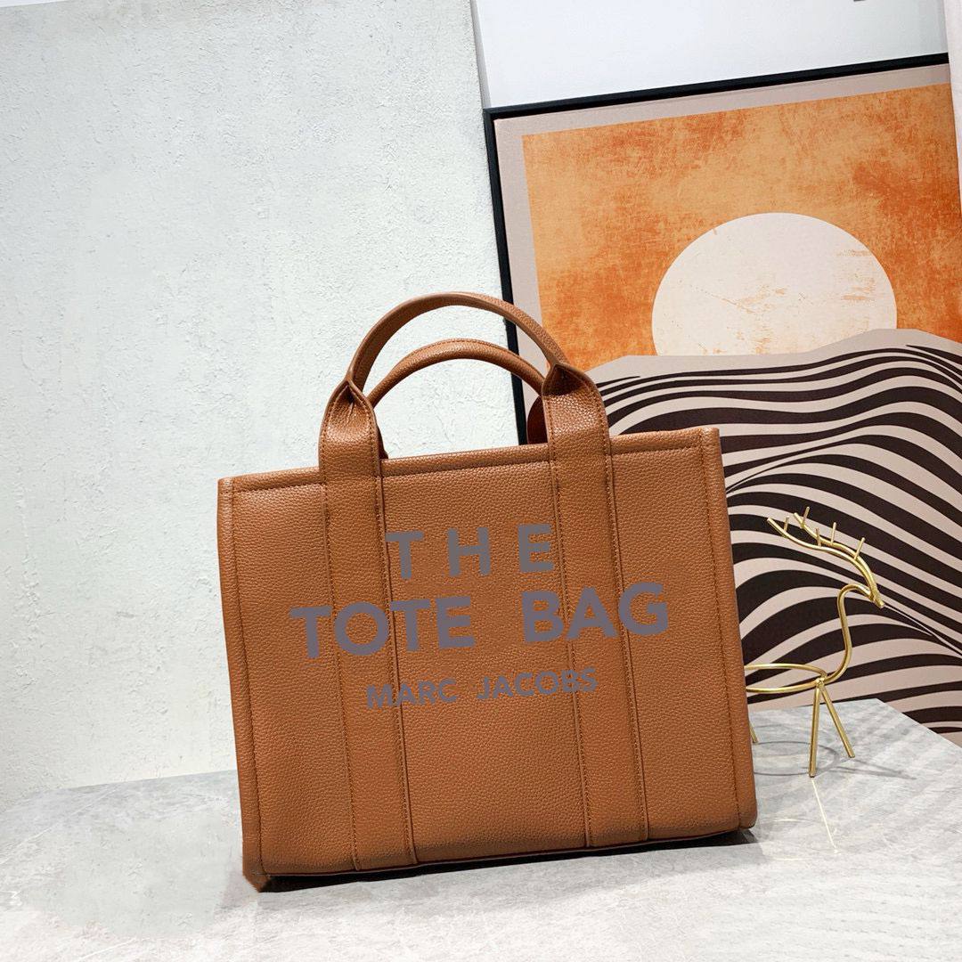 MARC JACOBS
 THE TOTE BAG 
GOOD QUALITY 
MEDIUM SIZE 
115 dhs✅

Zain39
♥️♥️♥️