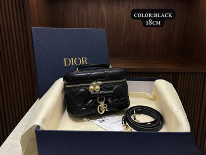 Dior ᴠᴀɴɪᴛʏ ᴛᴏᴘ ʜᴀɴᴅʟᴇ
ʀᴇᴍᴏᴠᴀʙʟᴇ sᴛʀᴀᴘ
ᴅᴇᴄᴏʀᴀᴛɪᴠᴇ ʙᴏᴡ/ᴍᴇᴛᴀʟ ᴅɪᴏʀ
ᴡɪᴛʜʙᴏx
ʟᴀᴍʙsᴋɪɴ ᴍᴀᴛᴇʀɪᴀʟ
sɪᴢᴇ:18ᴄᴍ
120 dhs✅

Zain56
♥️♥️♥️