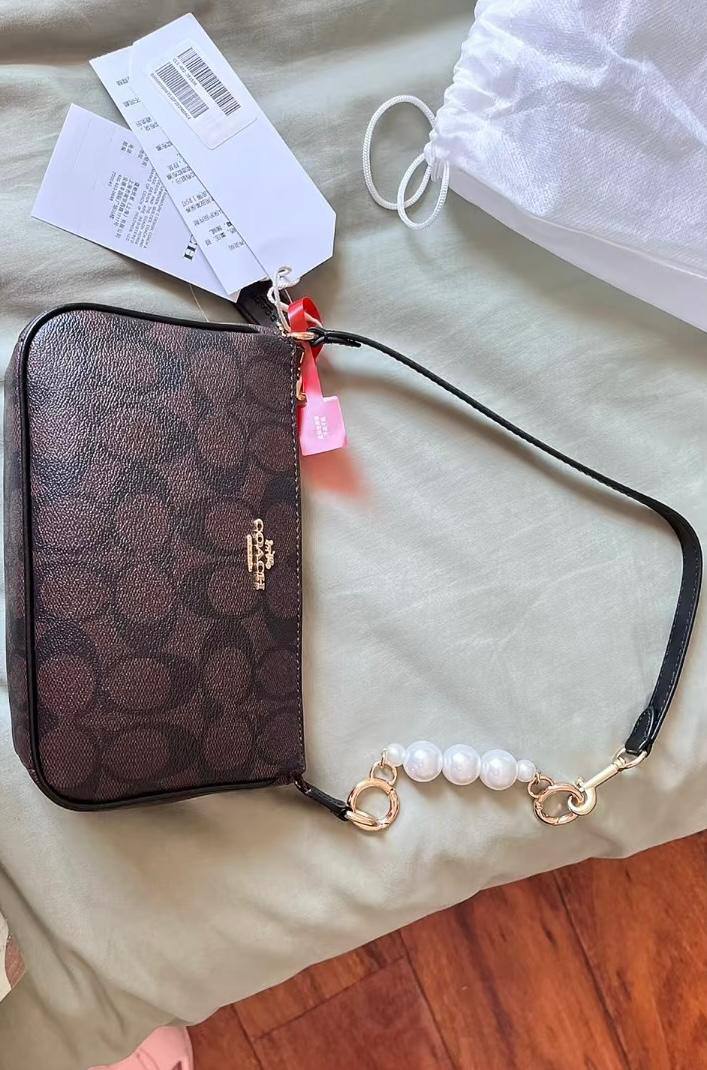 COACH
👑Good  QUALITY 
SIZE：24×15×4cm
80 dhs🪙💕

Withbox
🎁🎁🎁

Zain04
♥️♥️♥️