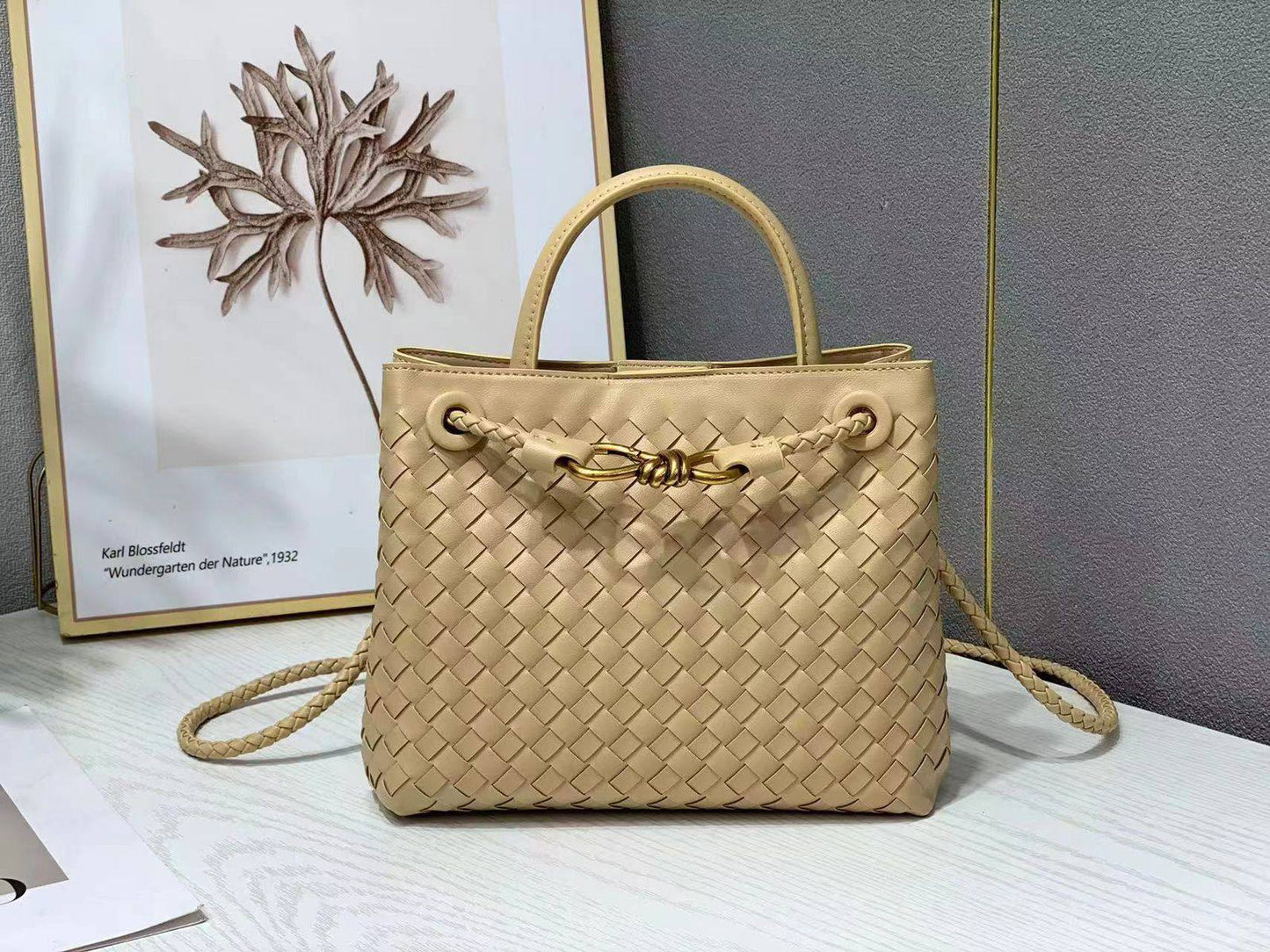 Bottega veneta  

with box 
🎁🎁🎁

100 dhs❤️

Zain177
♥️♥️♥️