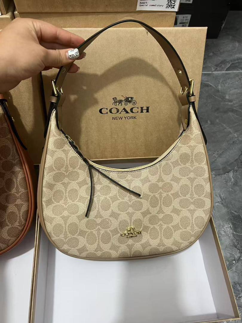 Coach
95 dhs🪙🖤
Size: 27 cm 

Zain35
♥️♥️♥️